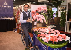Mensen op de beurs moesten goed uitkijken voor de bakfiets van Hortinno Home. Stefan Laridon deed z’n rondje over de beurs met zijn volgeladen bakfiets, met hun nieuwe concept de New Christine Quads multi colour. Het nieuwe soort komt in potmaat 13 en in de kleuren: Maton, Wit, Siena en Magic.